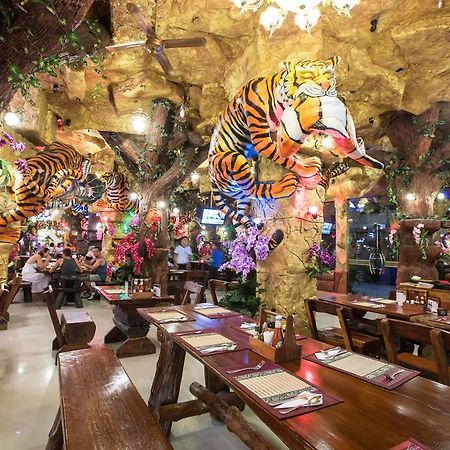 Tiger Hotel Patong Bagian luar foto