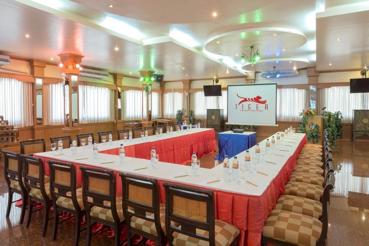 Tiger Hotel Patong Bagian luar foto