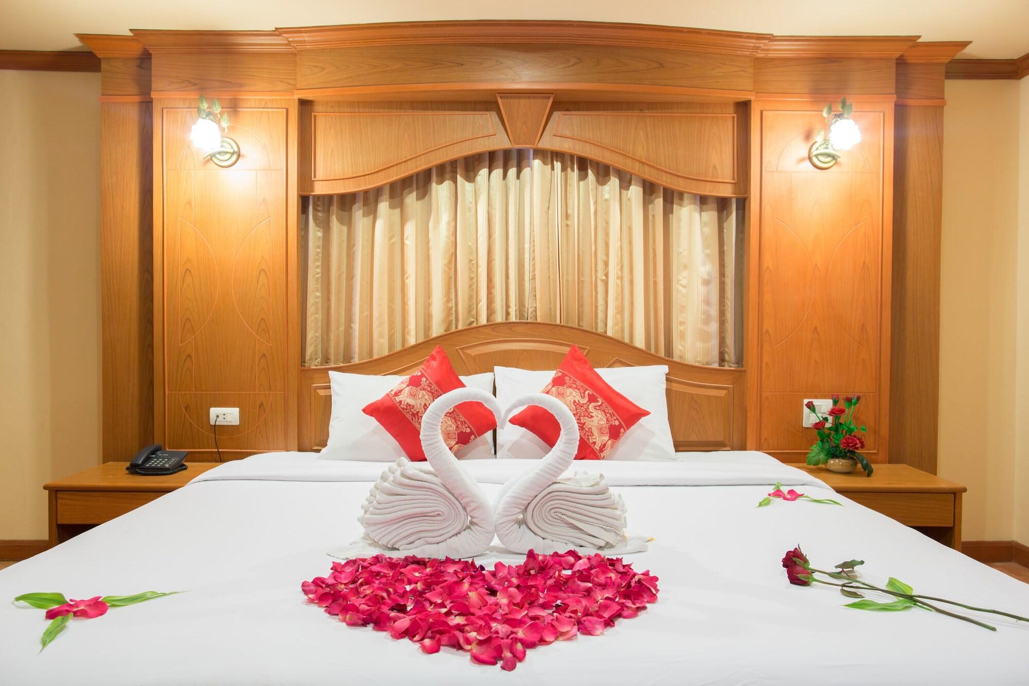 Tiger Hotel Patong Bagian luar foto
