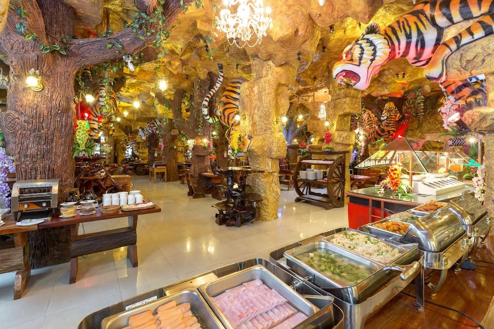 Tiger Hotel Patong Bagian luar foto