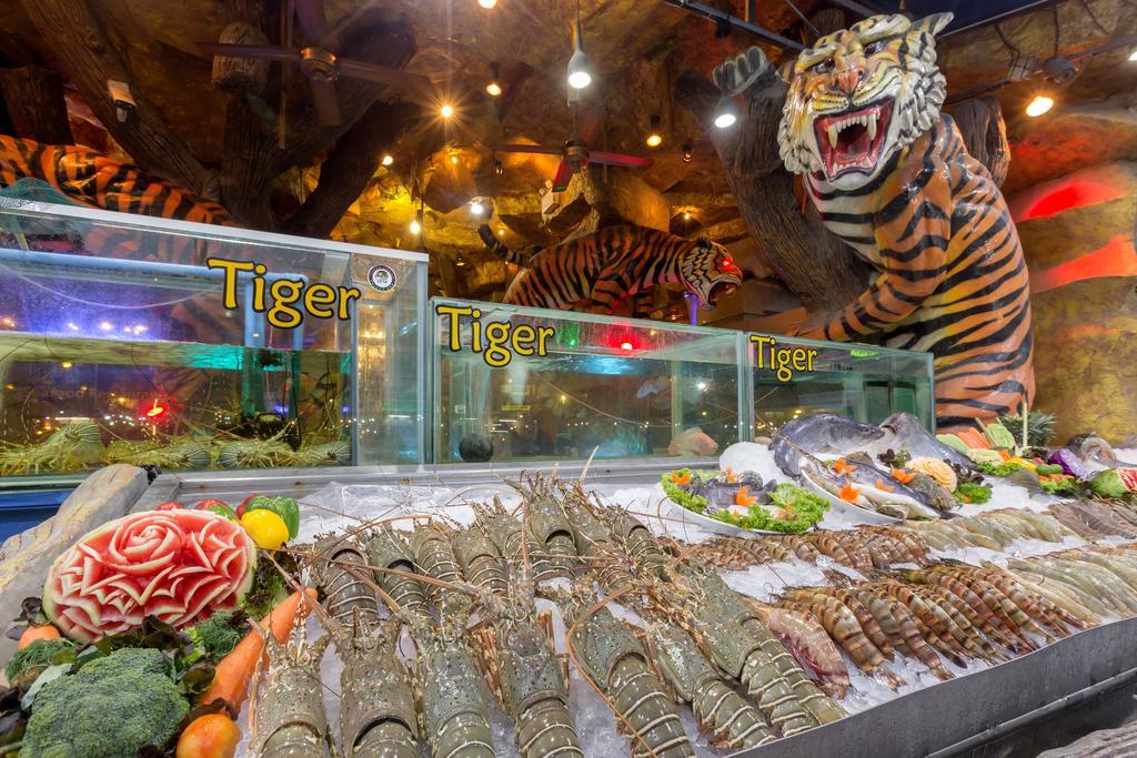 Tiger Hotel Patong Bagian luar foto