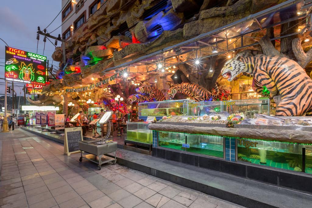 Tiger Hotel Patong Bagian luar foto