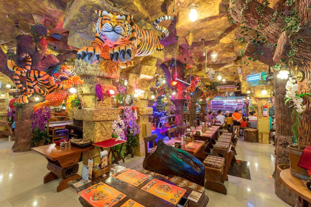 Tiger Hotel Patong Bagian luar foto