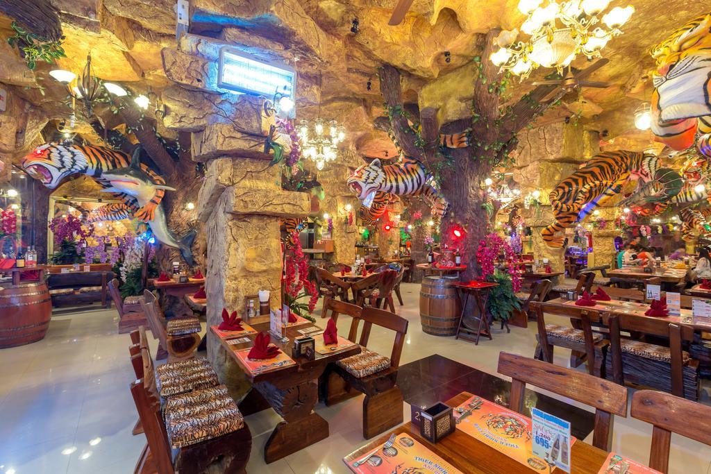 Tiger Hotel Patong Bagian luar foto