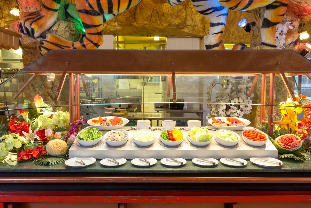 Tiger Hotel Patong Bagian luar foto