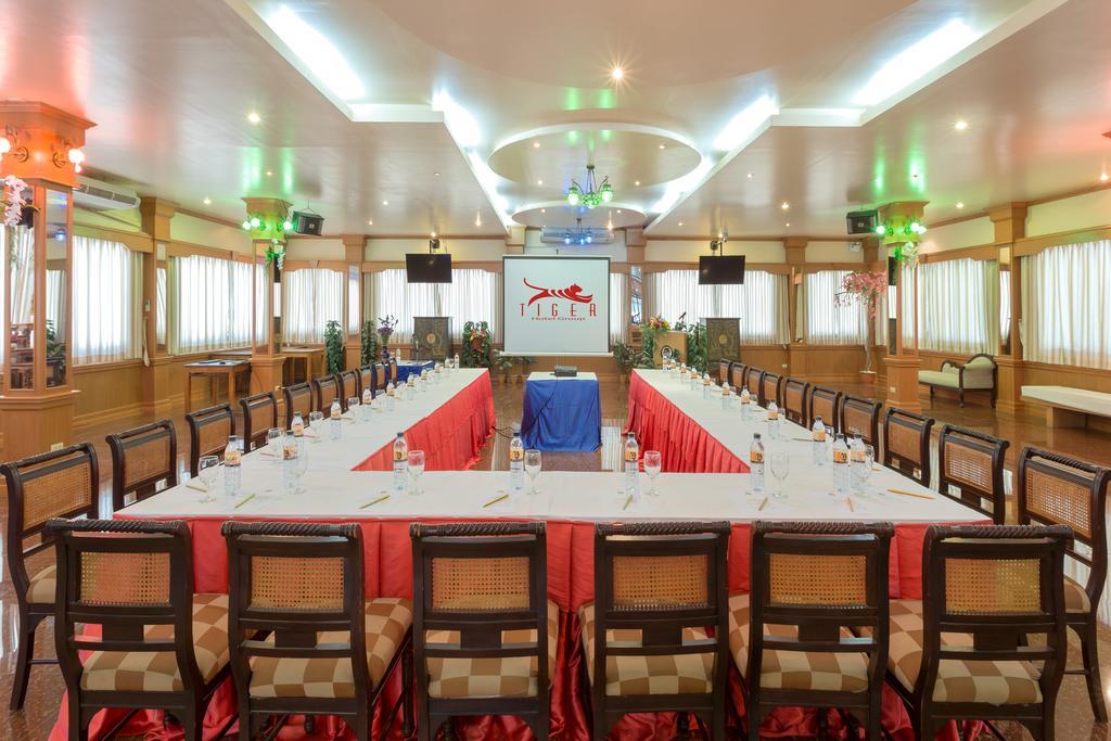 Tiger Hotel Patong Bagian luar foto