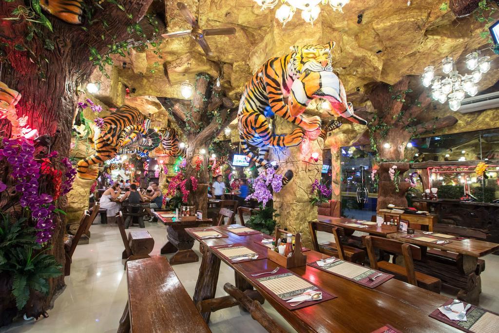 Tiger Hotel Patong Bagian luar foto