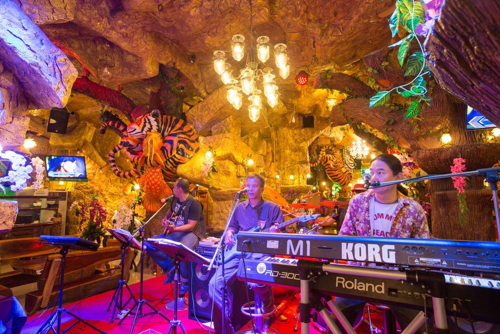 Tiger Hotel Patong Bagian luar foto