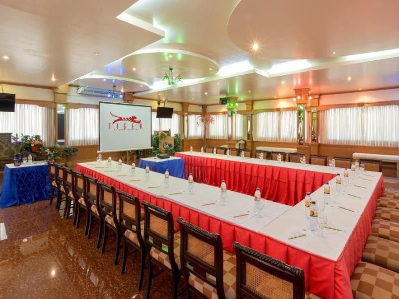 Tiger Hotel Patong Bagian luar foto
