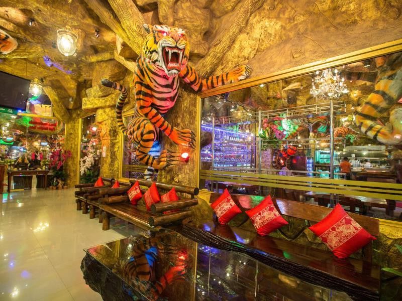 Tiger Hotel Patong Bagian luar foto