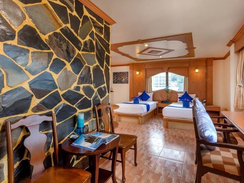 Tiger Hotel Patong Bagian luar foto