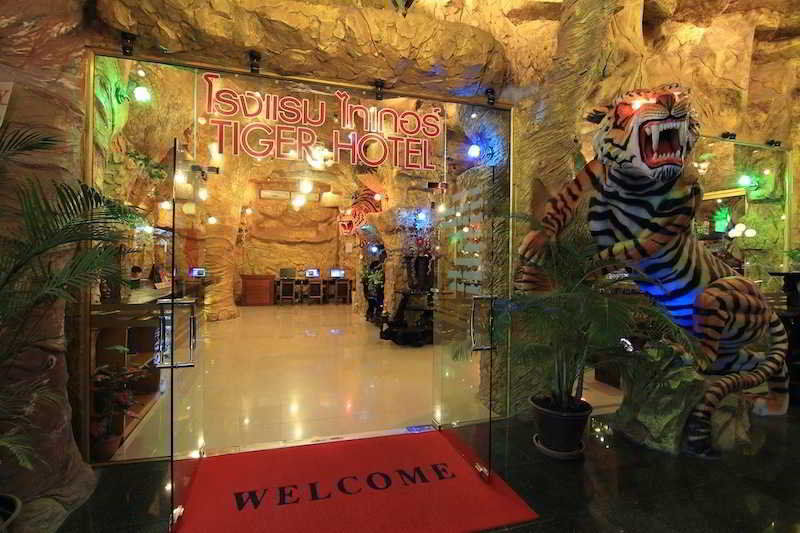 Tiger Hotel Patong Bagian luar foto